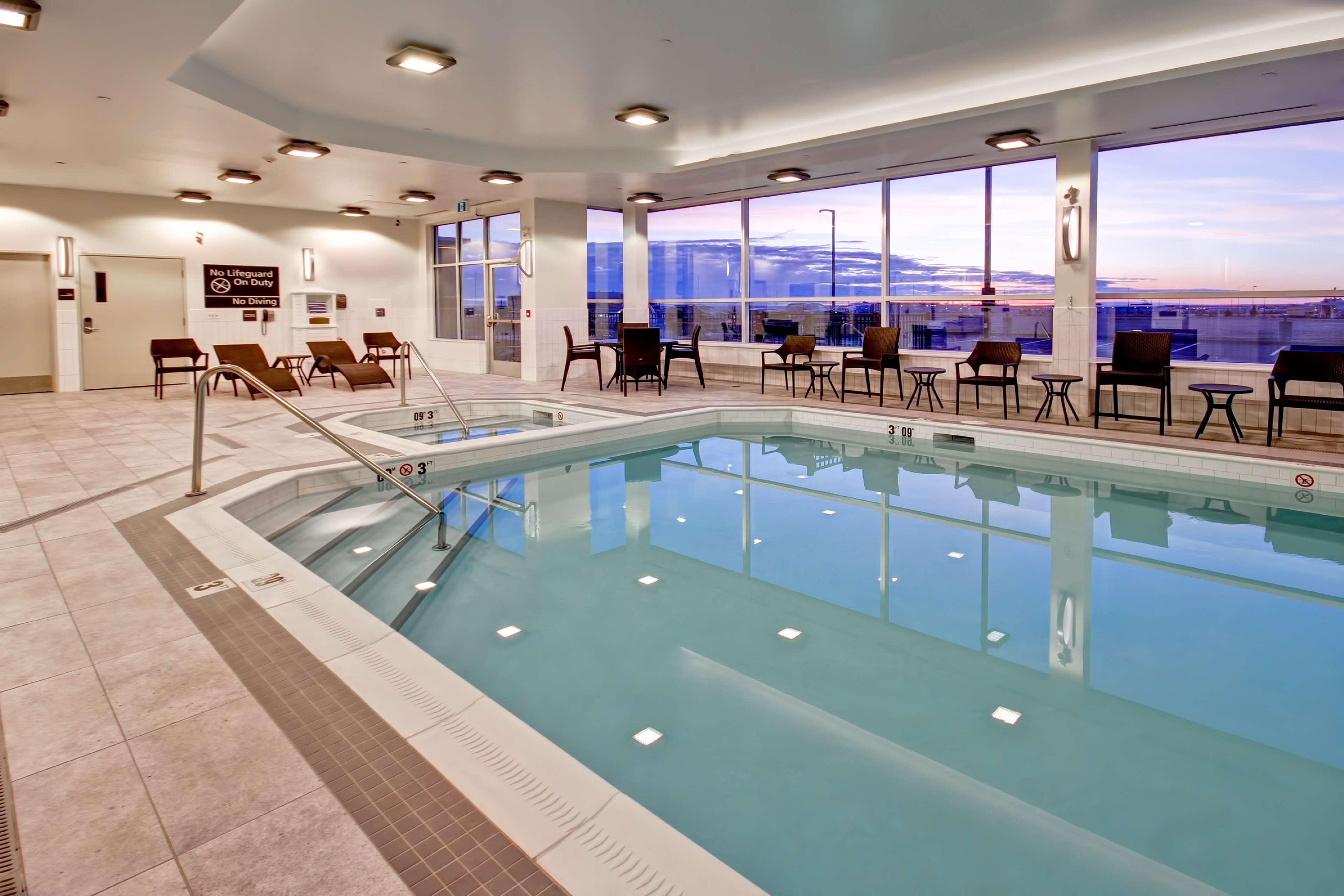 Holiday Inn Express And Suites Grande Prairie Eksteriør bilde